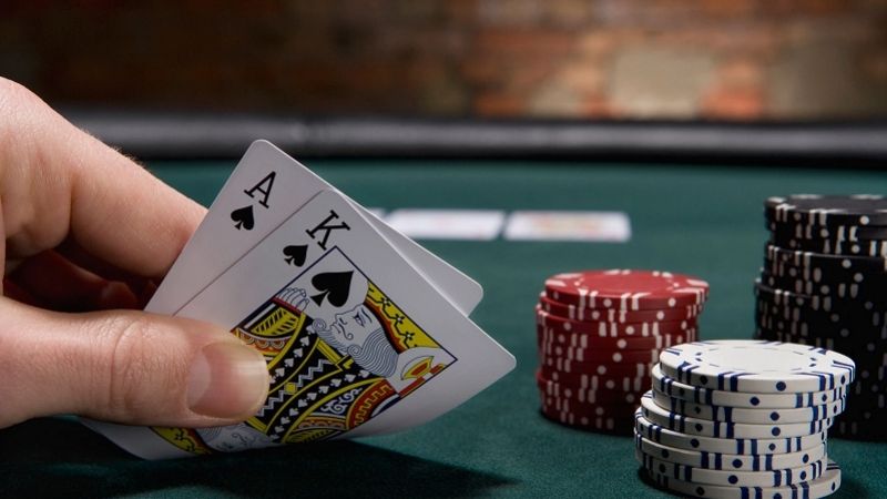 Poker là gì? Hướng dẫn cách chơi và mẹo thắng lớn 2 Poker tựa game bài được cược thủ yêu thích